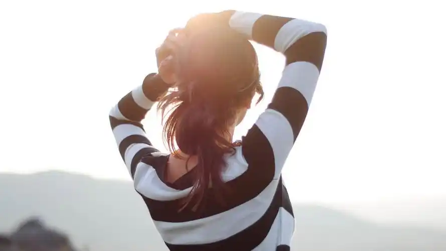 转身离去留下你的背影,非主流美女图片壁纸