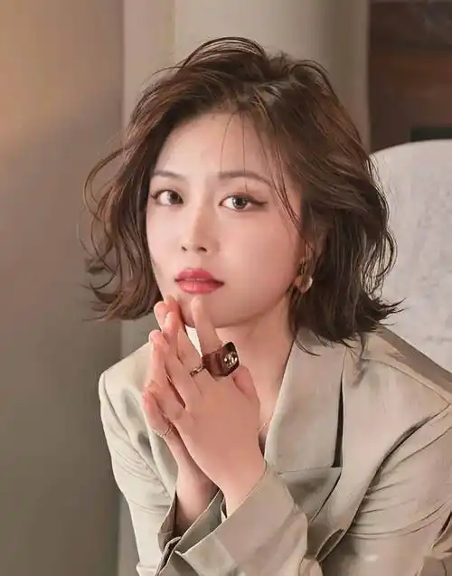 入春" 短烫发超减龄"_短发_发型_女生