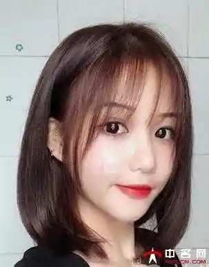 法式刘海加上这个辛芷蕾短发,在颧骨两侧加多发量,特别显瘦