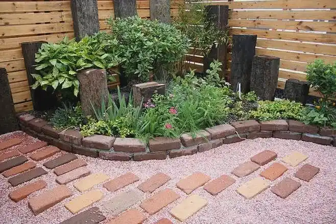 如何才能少花钱,又将小院的花池建得更有艺术感觉?|红砖|防腐木|庭院|