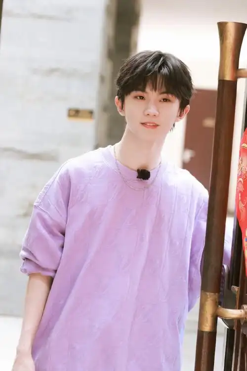 马嘉祺紫色卫衣花絮照