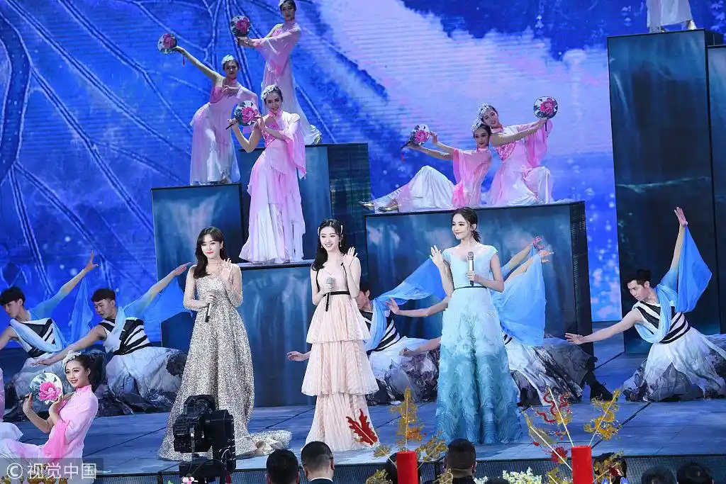 仙女下凡秦岚景甜娜扎惊艳合唱元宵晚会同框清新甜美