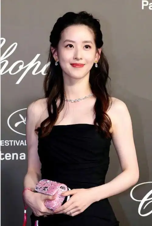 章泽天二胎后状态好,肤白貌美成辣妈,身材管理太强