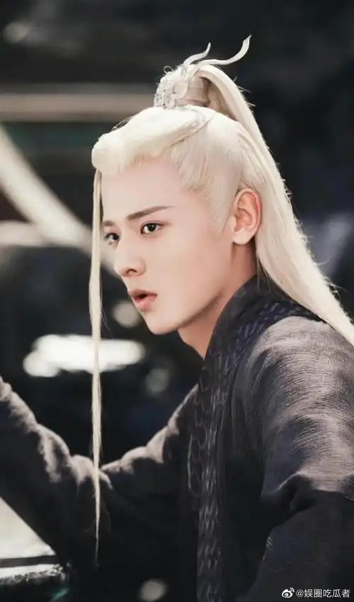 搜了点男主白发的照片来看看