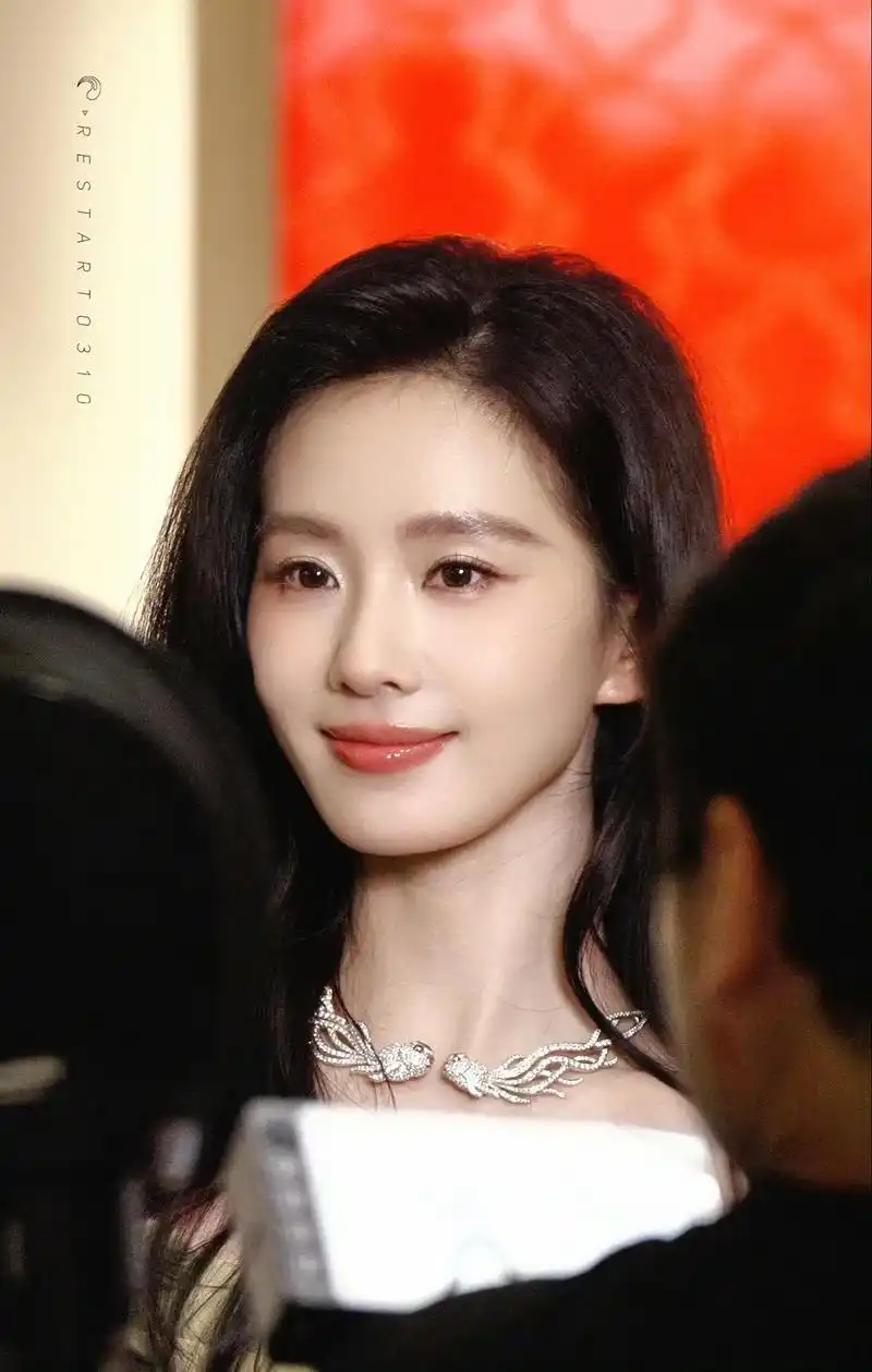 刘诗诗怼脸近照美炸了.精致小脸,温柔优雅具像化的一张名脸#刘 - 抖音