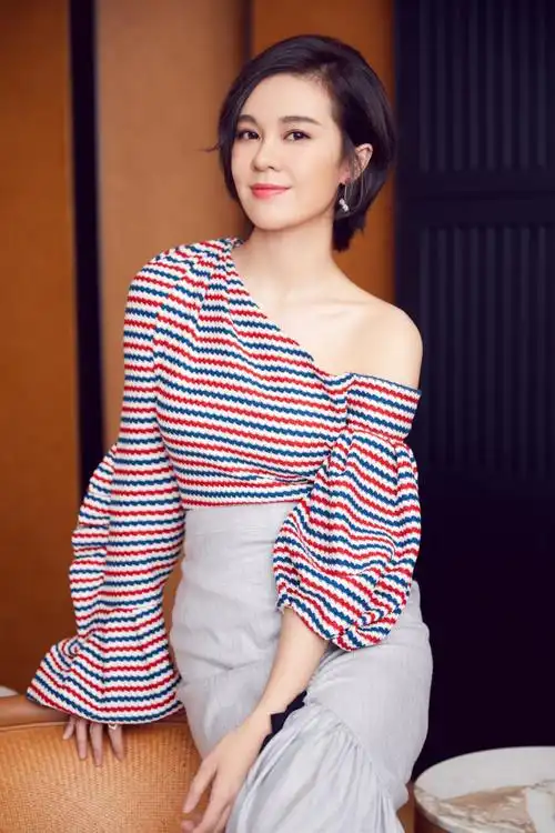 郁可唯露香肩高衩裙秀美腿写真