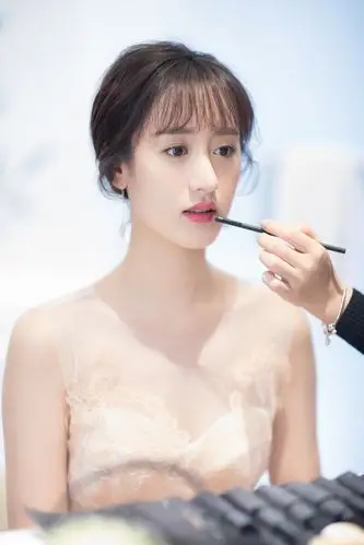 袁冰妍礼服照曝光 白纱长裙温婉可人