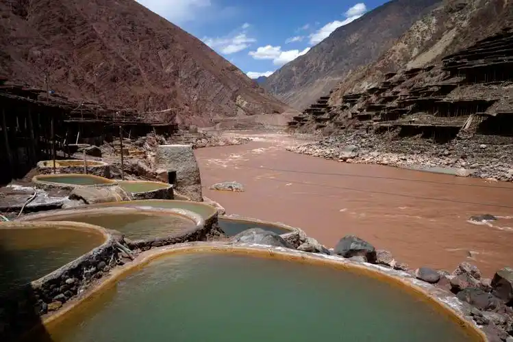 吃完佳加面后到千年盐田看看,这是澜沧江边的卤水池