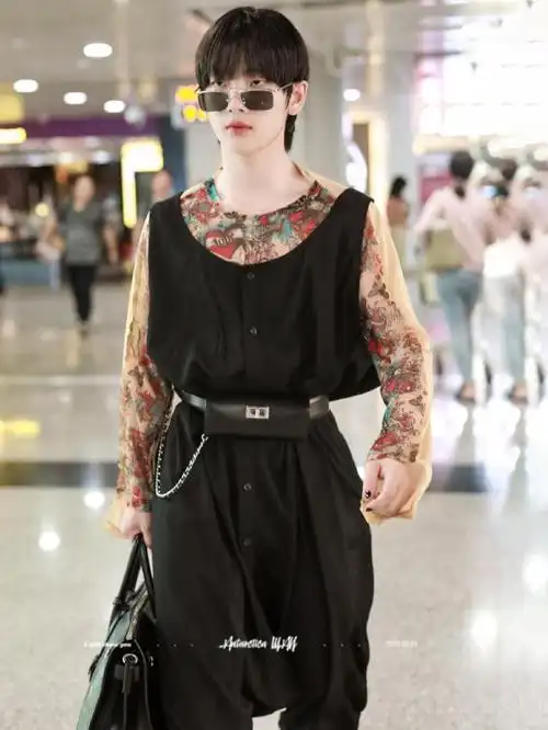 172cm周震南,穿"吊裆"连体裤,配个腰包却凹出大长腿!