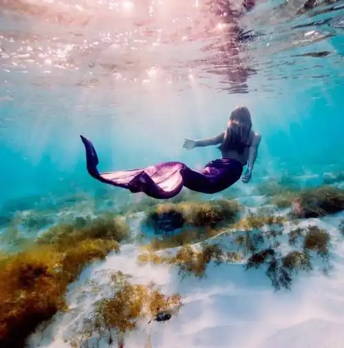 拉丁美洲巴哈马,女儿sacha kalis出生后,还没学会走路呢,就学会了游泳