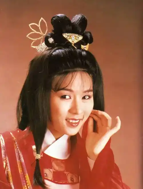 幸运的是,罗慧娟最终凭借自己的实力和美貌成功击败了其他女演员,她