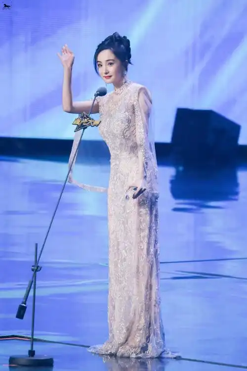 杨幂超话0615#星光大赏合影#    星光荡开宇宙 小幂闪耀其中95