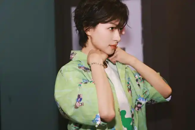 万茜羊毛卷发型