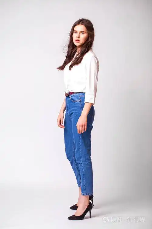 年轻漂亮的黑发模特全身肖像照片-正版商用图片277lfr-摄图新视界