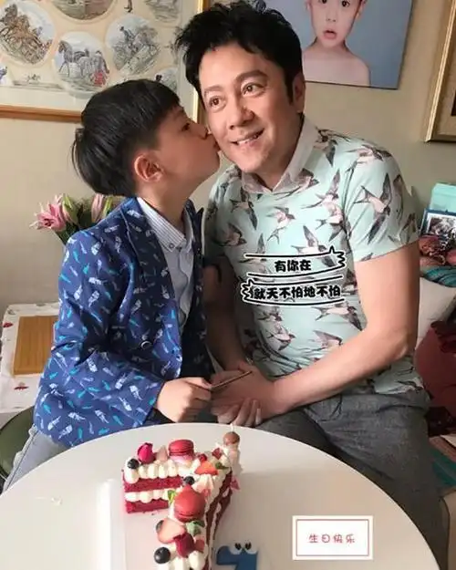 蔡国庆二胎儿子庆生6岁颜值太吸睛网友父子相差50岁引热议