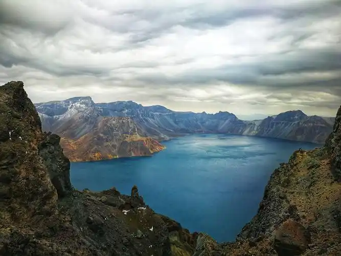 俯瞰长白山天池-荣耀俱乐部