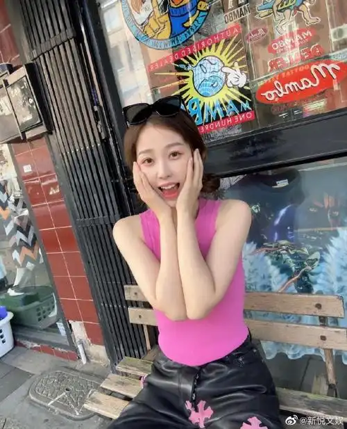 虞书欣胸前有只蝴蝶##虞书欣粉色短上衣