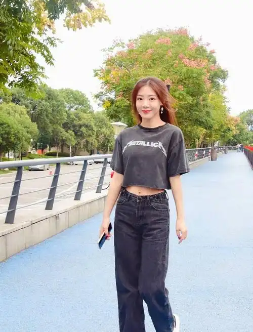 38岁邓家佳也是尤物身材一袭绿色碎花裙大秀美腿气质大方优雅