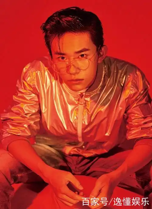 易烊千玺刺猬头,蓝色长发遮眼,一脸正气如今怎么变成颓废少年