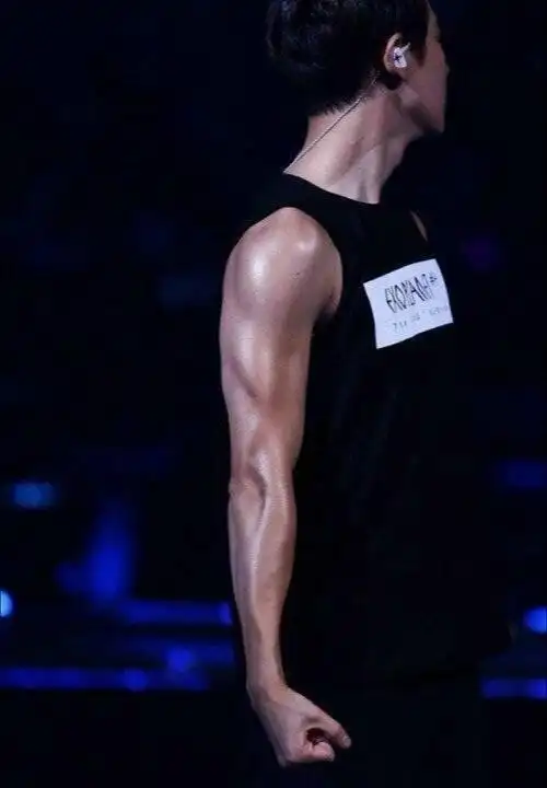 朴灿烈化身肌肉狂魔,这么优秀的朴灿烈你确定不来了解一下吗