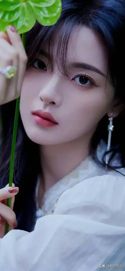 了中国内地新星杨超越各个时期经典的艺术超清原图写真壁纸七十七张