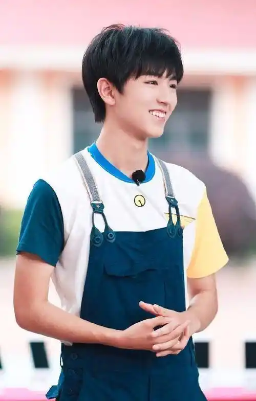 tfboys王俊凯绝对是最佳男友,王三岁太可爱了!_姿势_过山车_娃娃