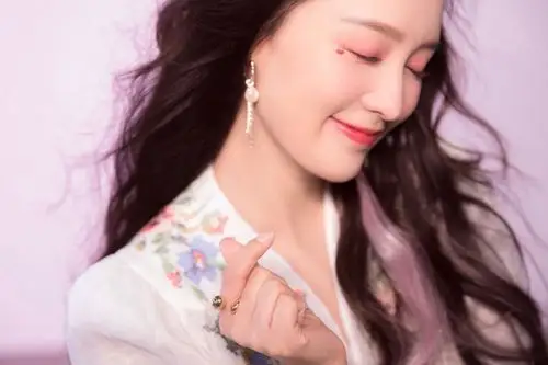 李沁七夕桃花妆写真图片,分享一组李沁图片给大家,图中的明星图片壁纸