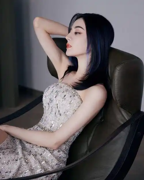 迪丽热巴亮闪抹胸长裙大长腿性感写真