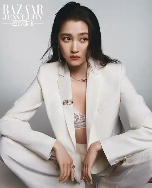 关晓彤芭莎珠宝四月刊封面##关晓彤飒爽御姐风大片