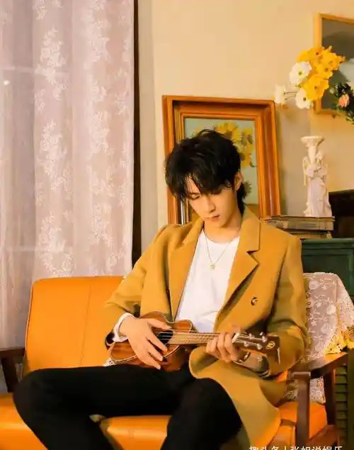 天生勇敢的刘耀文小学时成了练习生如今已是舞台上的发光体