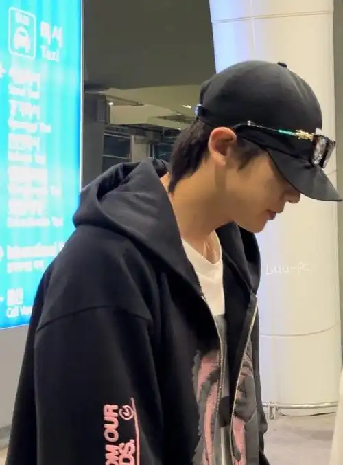 朴灿烈超话#朴灿烈唯一官方门面#  【预览】240421 仁川机场到达 cr