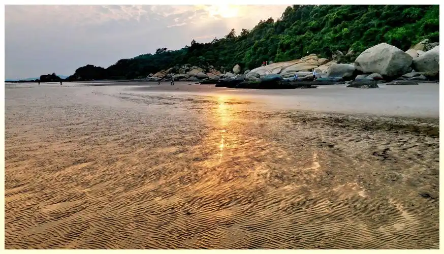 珠海市西区三灶横石基浅水滩是个摄影的好地方,天然礁石及浅水的海滩