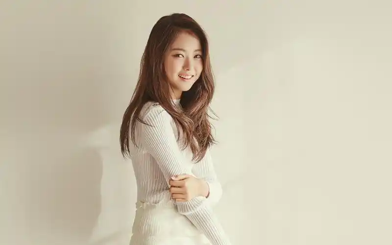 清纯露笑脸看着很舒服的长发美女电脑壁纸