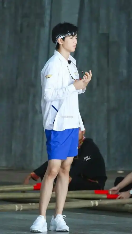 一大波王俊凯露腿照来袭但我怎么发现他的膝盖好黑啊