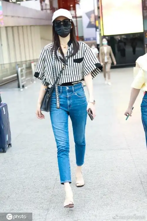 王鸥机场拍#黑色条纹衬衫搭配九分牛仔裤,简约清爽.