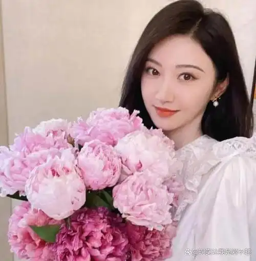 景甜是一位非常成功的演员,她在很多人心目中扮演着白月光角色的形象.