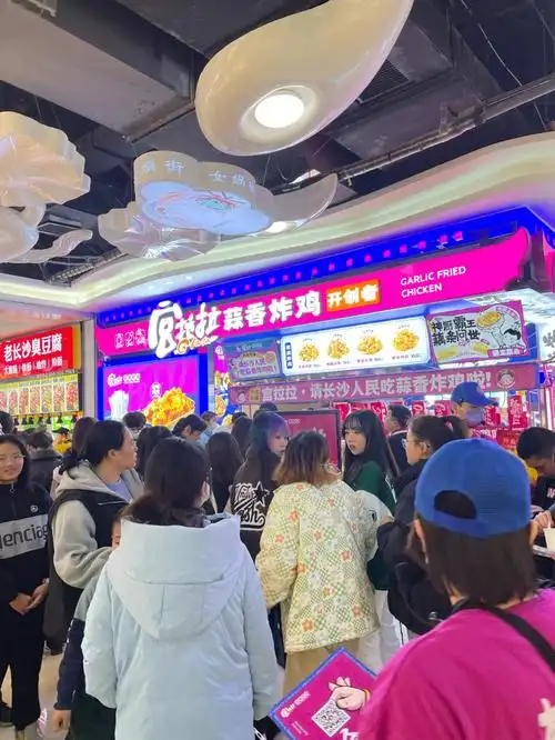 遇上一家中式国潮炸鸡店新开业,做特惠活动,门口爆满,排了很长的队