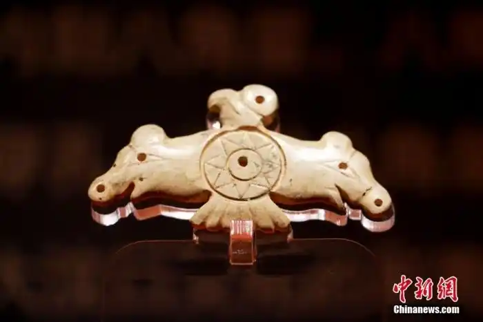 图为凌家滩遗址出土的玉鹰.