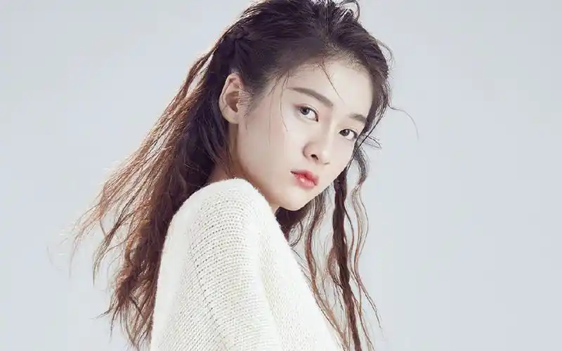 张雪迎轻熟风性感写真图片桌面壁纸