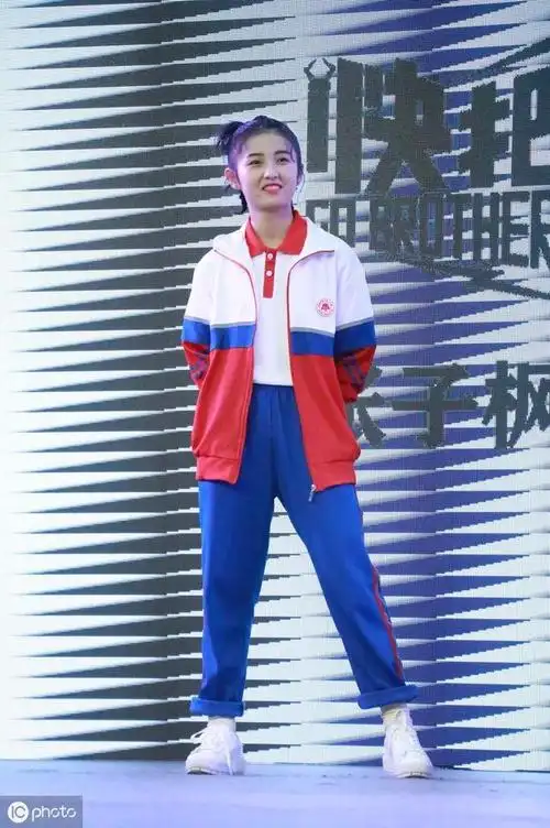 谭松韵的"娃娃脸"忒显嫩,和18岁的张子枫一样的有朝气