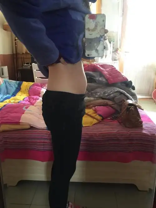 我九周四天照的,突出的是肚脐下面,肚脐上面还是平的,周围人说我