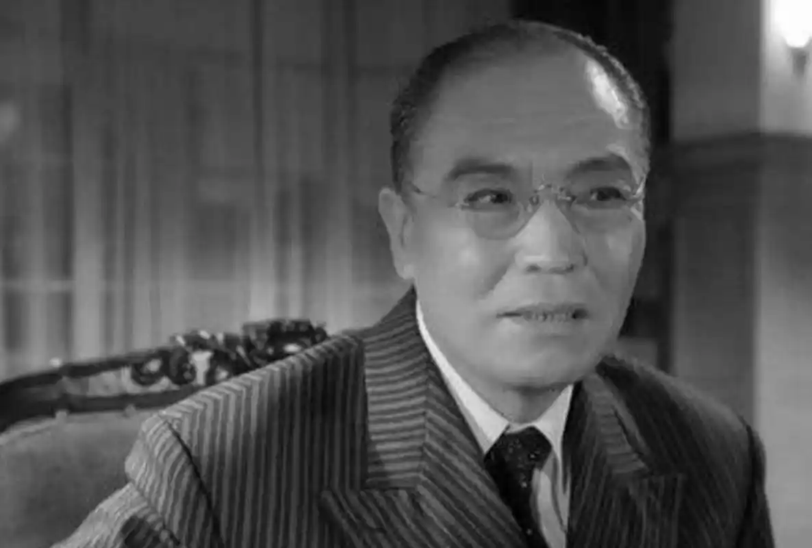 倪大红的爸爸倪正华是个老戏骨,年轻时的名气也很大的.