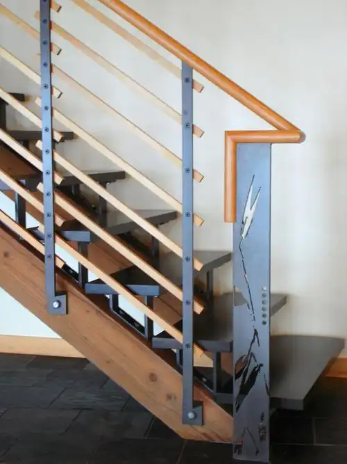 原木质扶手黑色台阶楼梯装修效果图