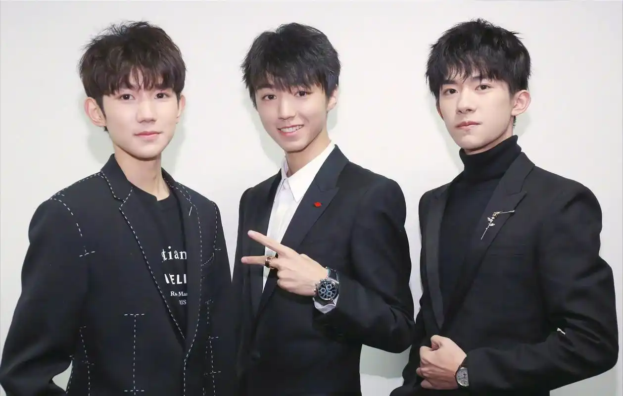 王俊凯,易烊千玺为王源庆生 王俊凯和易烊千玺为王源庆生,送上了他们