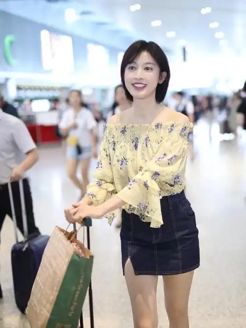 女明星都挺会藏年龄的,36岁的张俪穿碎花衣像26岁,气质很清纯