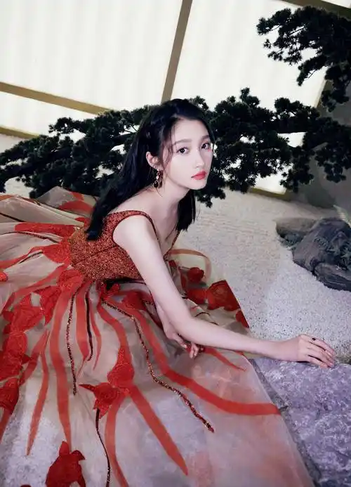 原创国民闺女关晓彤身穿藕荷色薄纱配红色刺绣气质夺目照人
