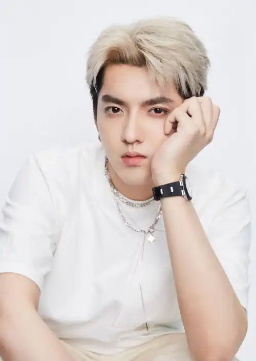 杨迪拿下#论谁不为这个白衣大男孩而着迷吴亦凡怎么老是嘟嘴 可爱死啦