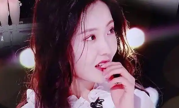 《暴风眼》中的猪队友苗露,是硬糖少女王艺瑾,只有我没认出来吗_父亲