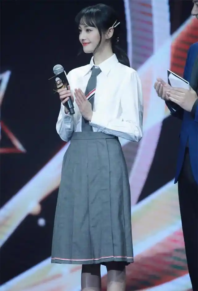 郑爽康辉同框录综艺,爽妹子穿学生装秒变18岁,生图太能打了吧