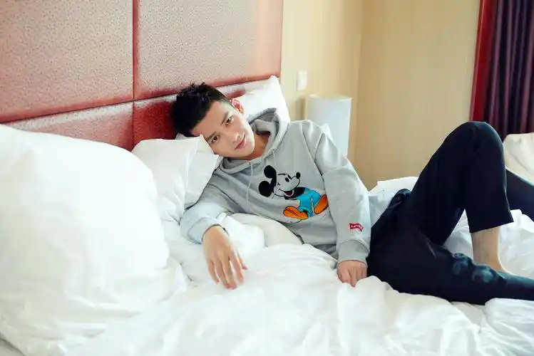 熊梓淇穿着levisxmickey系列单品